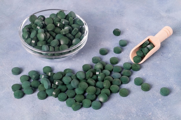 Green pills of spirulina or chlorella