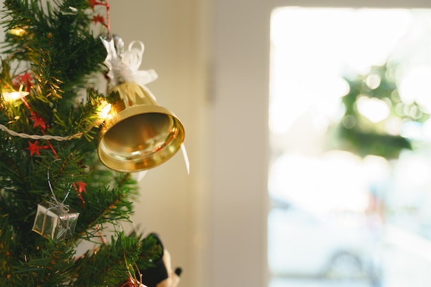 Decorazione verde del ramo della foglia di plastica per l'evento di natale e del nuovo anno