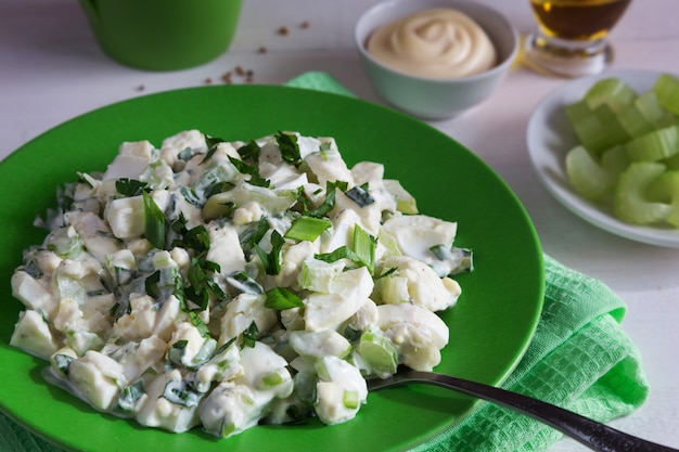 Piatto verde di insalata di sedano con condimento