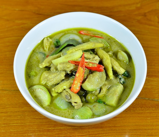 Foto cucina tailandese del curry verde della carne di maiale