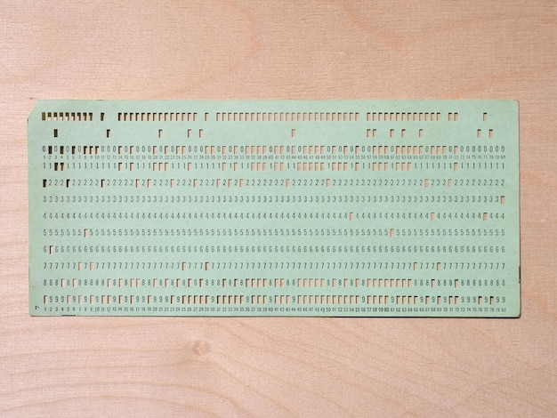 プログラミング用の緑のパンチカード