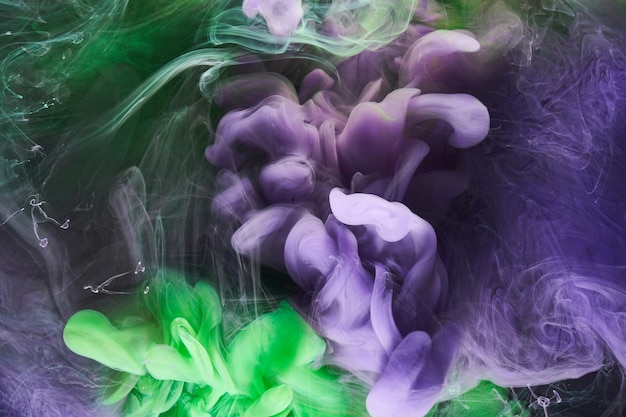 Зеленый фиолетовый дым абстрактный фон акриловая краска подводный взрыв