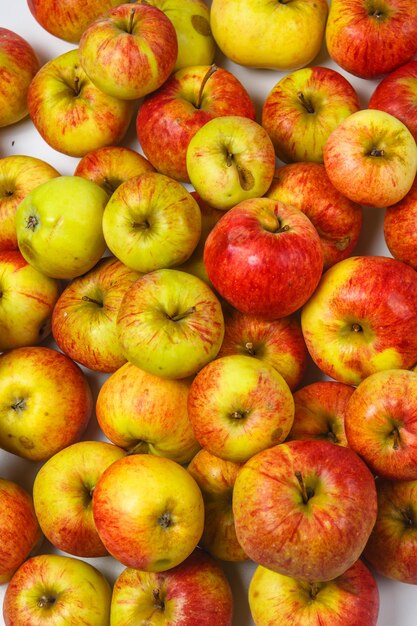 Green and red organic apples are on the table