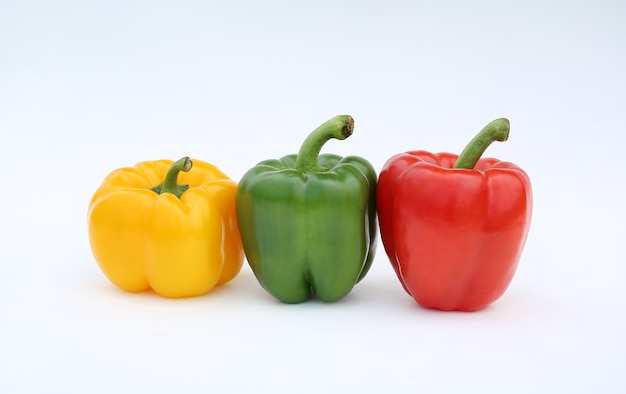 Photo green, red and yellow bell pepper isolated on white background.