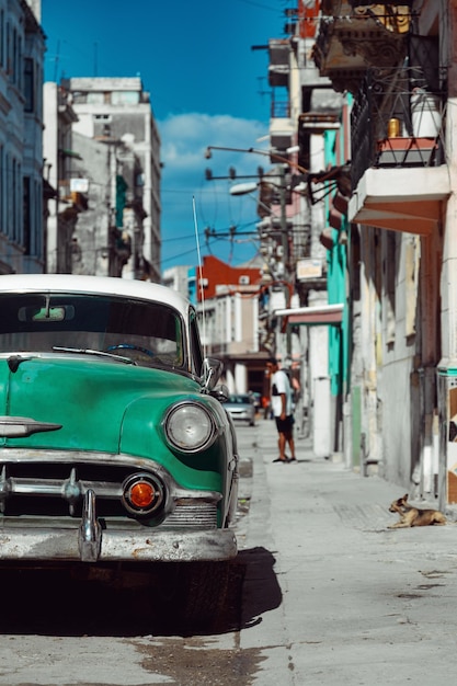 Foto auto retrò verde parcheggiata sulla strada di havana cuba