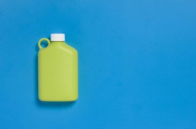 青いテーブルに緑の再利用可能な水のボトル。