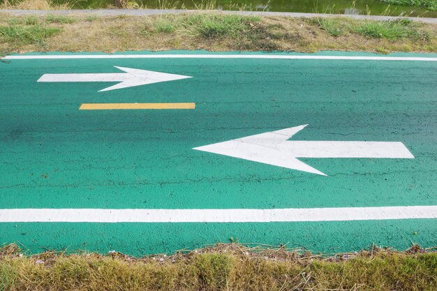 白い矢印が付いた緑の道路