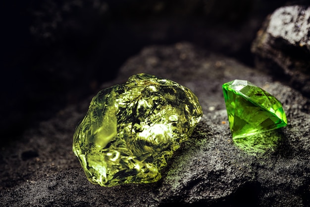 탄광, 광산 개념 및 희귀 한 보석의 녹색 거친 다이아몬드와 녹색 컷 다이아몬드