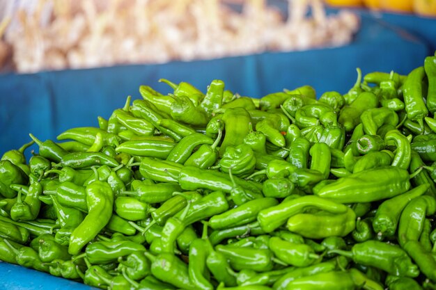 지역 농민 시장에서 판매되는 녹색 소박한 후추 농업 사업 및 수확 개념 맛있고 건강한 제품