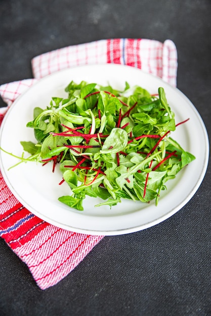 Insalata verde foglie di barbabietola mescolare barbabietola rossa, foglie di mache, crescione fresco pasto sano spuntino dieta