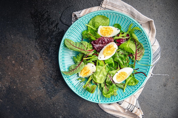 緑のサラダエッグの葉は、テーブルのコピースペース食品の背景に新鮮なランチダイエット食事食品スナックをミックスします