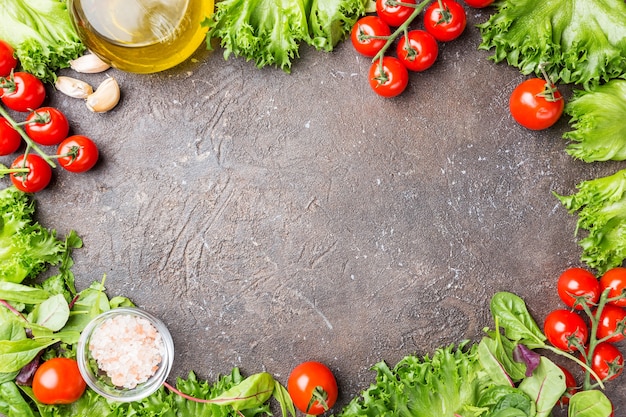 Cornice insalata verde sulla stufa scura con spazio di copia