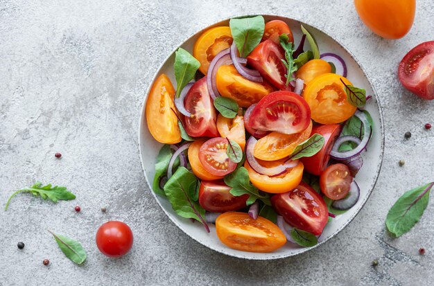 Photo green salad from leaves and tomatoes