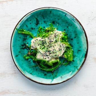 Insalata verde di alghe in un piatto. vista dall'alto. spazio libero per il tuo testo.