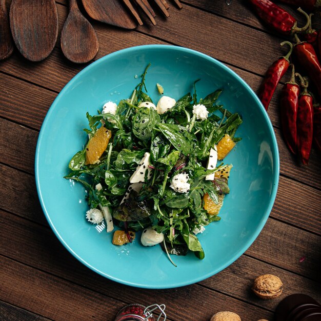 Green salad with oranges and mozzarella cheese