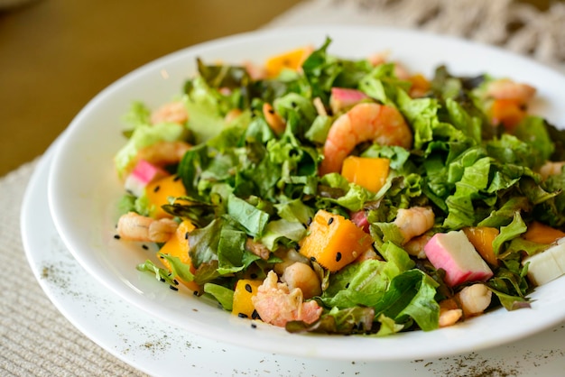Зеленый салат с креветками и кани и тропическими фруктами Здоровое питание