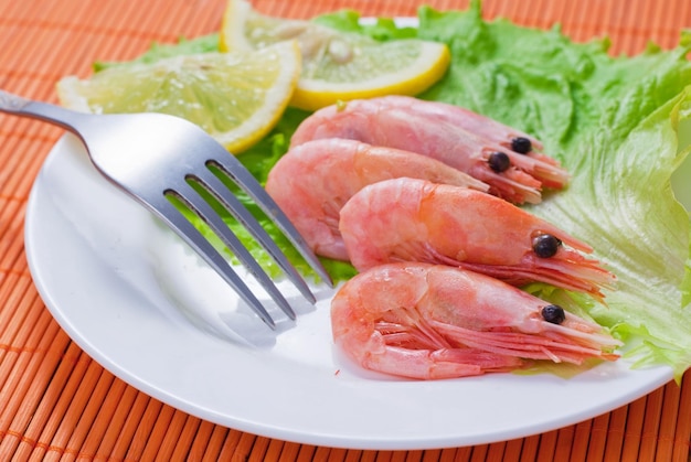 Green salad with shrimps