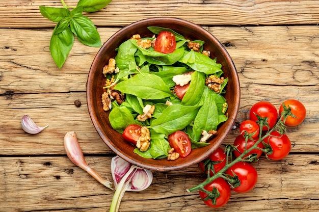 Green salad with spinach and sorrel