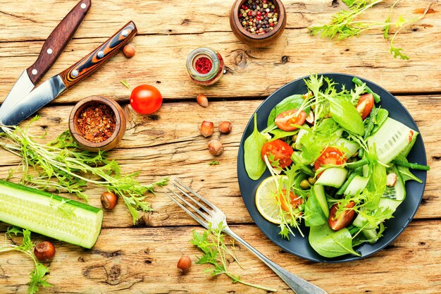 Зеленый салат с овощами и орехами. Здоровое питание