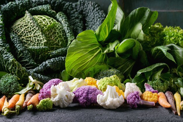 Зеленые салаты, капуста, красочные овощи