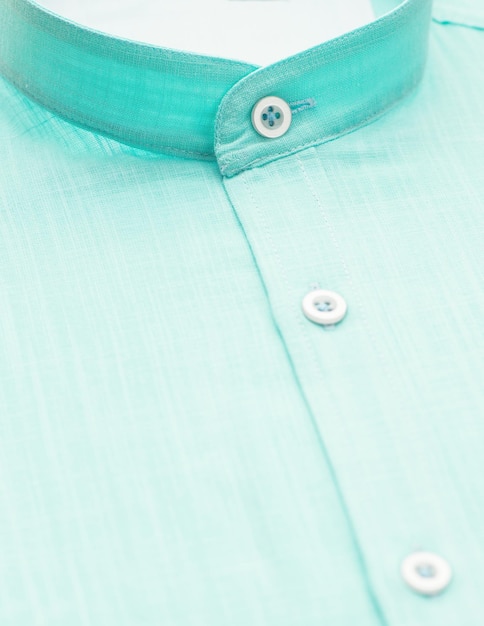 襟とボタンに焦点を当てた緑色のシャツ、クローズアップ