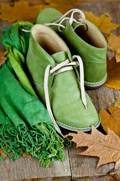 Foto scarpe verdi sul tavolo.
