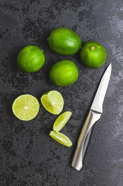 Photo the green sliced lime on black table