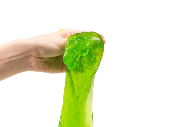 Игрушка зеленая слизь в руке женщины, изолированные на белом фоне