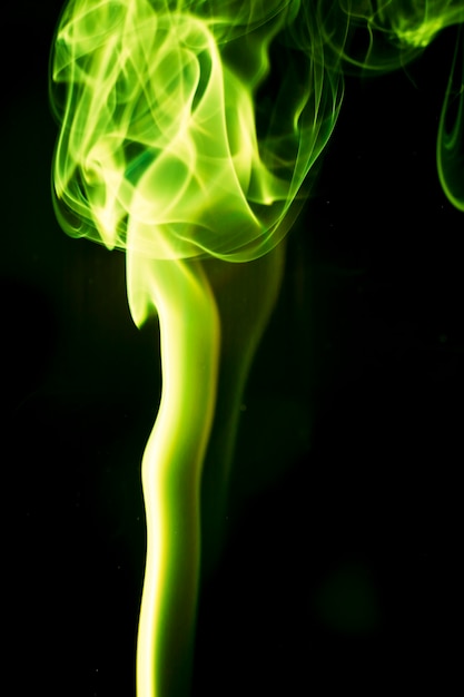 Foto fumo verde su sfondo nero.