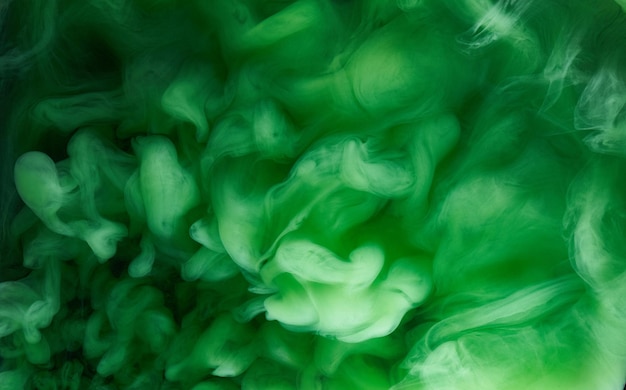 검정 잉크 배경에 녹색 연기, 화려한 안개, 추상적으로 소용돌이치는 에메랄드 바다 바다, 수중 아크릴 페인트 안료