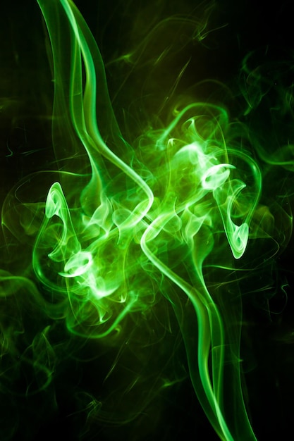 Foto movimento di fumo verde su sfondo nero