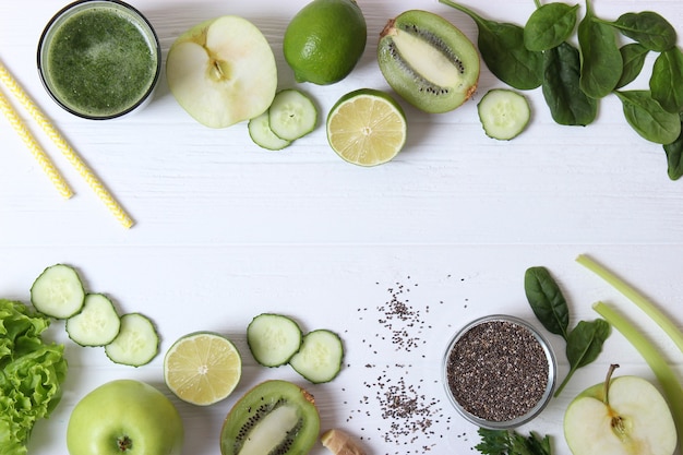 写真 デトックス生物のためのテーブルの上の緑のスムージーと新鮮な野菜
