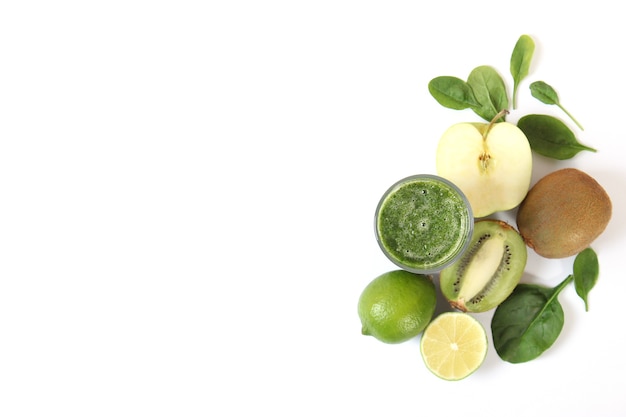 Frullato verde e verdure fresche in tavola per l'organismo detox