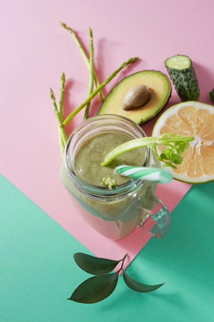 Photo green smoothie from green organic vegetables with asparagus celery avocado lemon in a glass bowl on