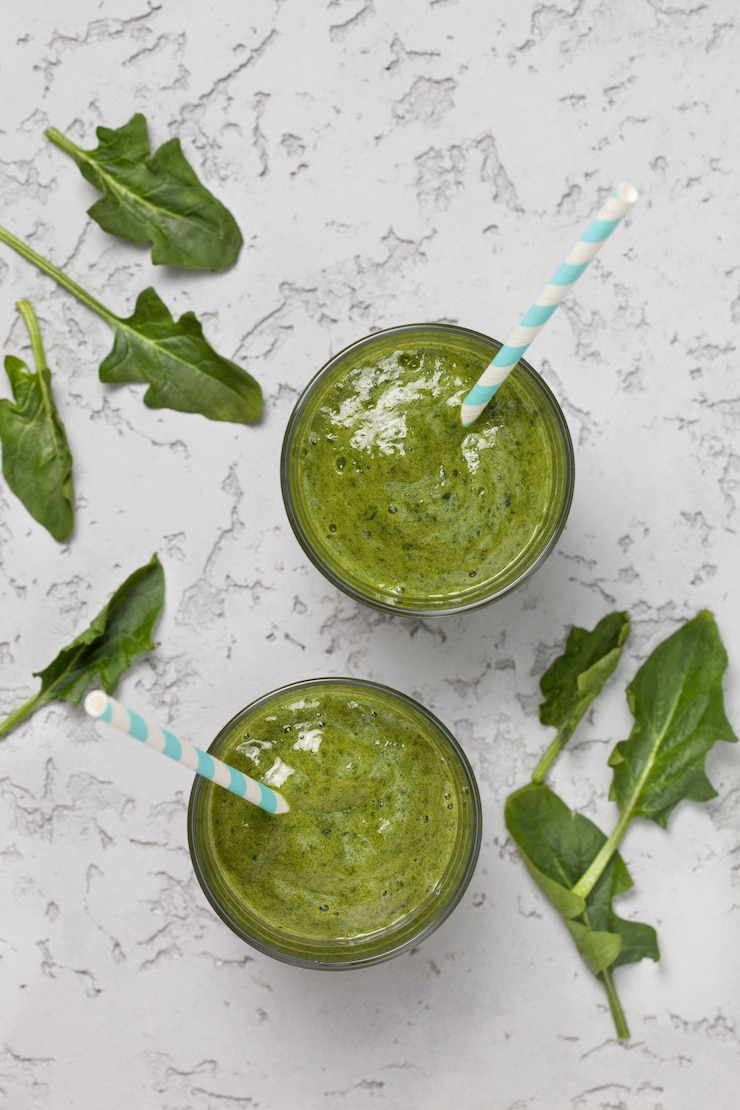 Photo green smoothie in glass with straw
