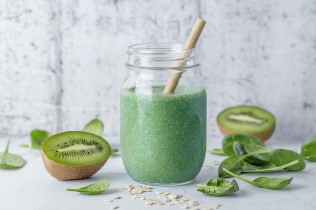 Photo green smoothie in jar on table