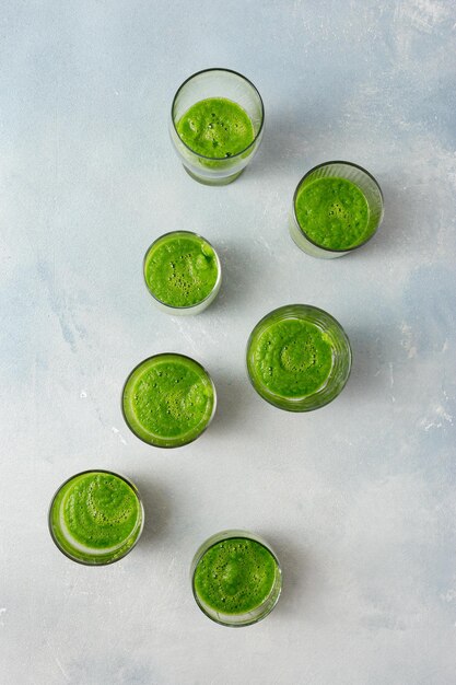 Photo green smoothie on a light background