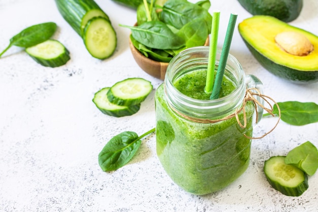 Рецепт зеленого смузи Свежий смузи с огурцом, авокадо и шпинатом