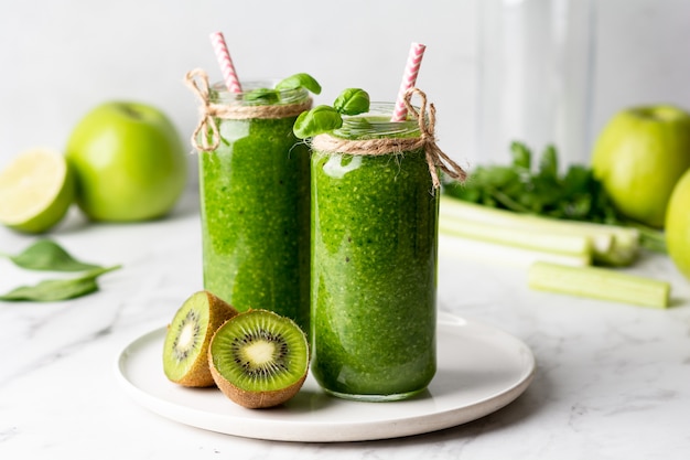 green smoothie of spinach, apple and kiwi