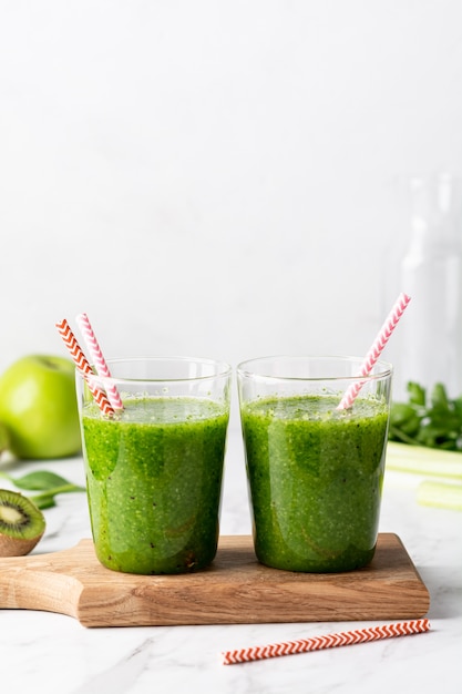 green smoothie of spinach, apple and kiwi