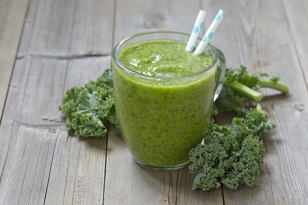 Photo green smoothie with kale, apple and lime