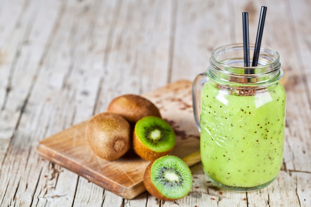 Photo green smoothie with kiwi, apple, lemon and linen seeds.