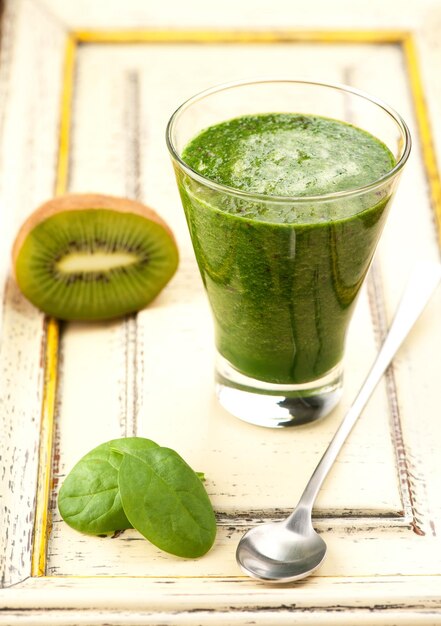 Green smoothie with spinach and kiwi