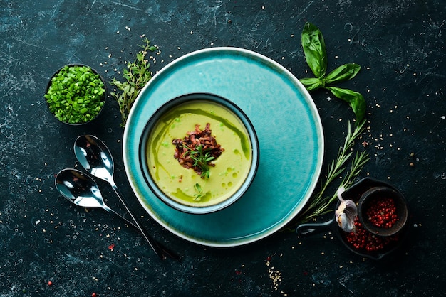 ベーコン入りグリーンスープブロッコリーほうれん草とグリーンピース入りスープ上面図素朴なスタイル
