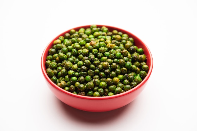 インドでカクテルドリンクと一緒に消費されるグリーンスパイシーエンドウ豆の揚げ物またはローストナムキーン、ドライスナックまたはチャクナ