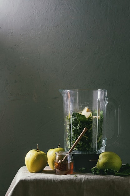 Green spinach apple smoothie