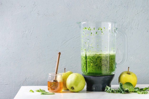 Green spinach apple smoothie