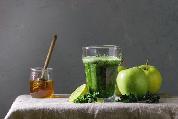 Green spinach apple smoothie