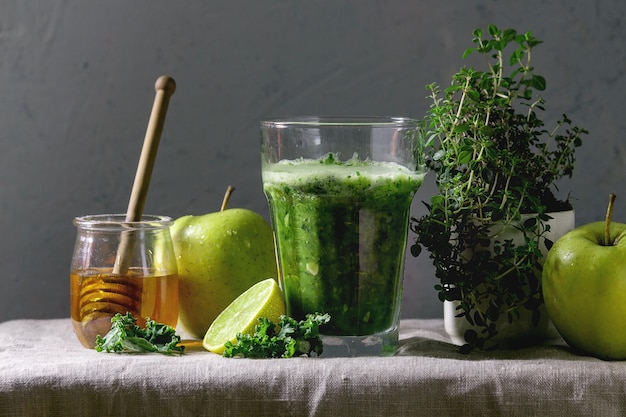 Green spinach apple smoothie