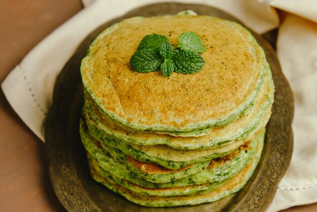 緑のほうれん草のパンケーキ